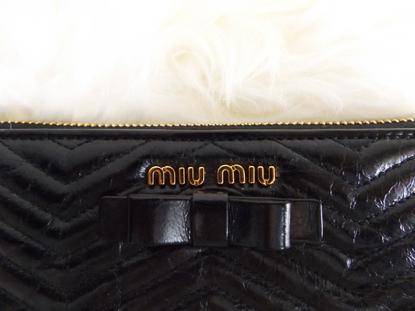 2017新作入荷 MIU MIU 可愛ミュウミュウスーパーコピー いリボン付キルティング ラウンド財布 NERO 5ML506